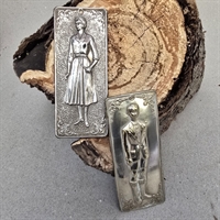 sølvfarvede-tynde-metalplader-præget-mand-dame-gamle-plader